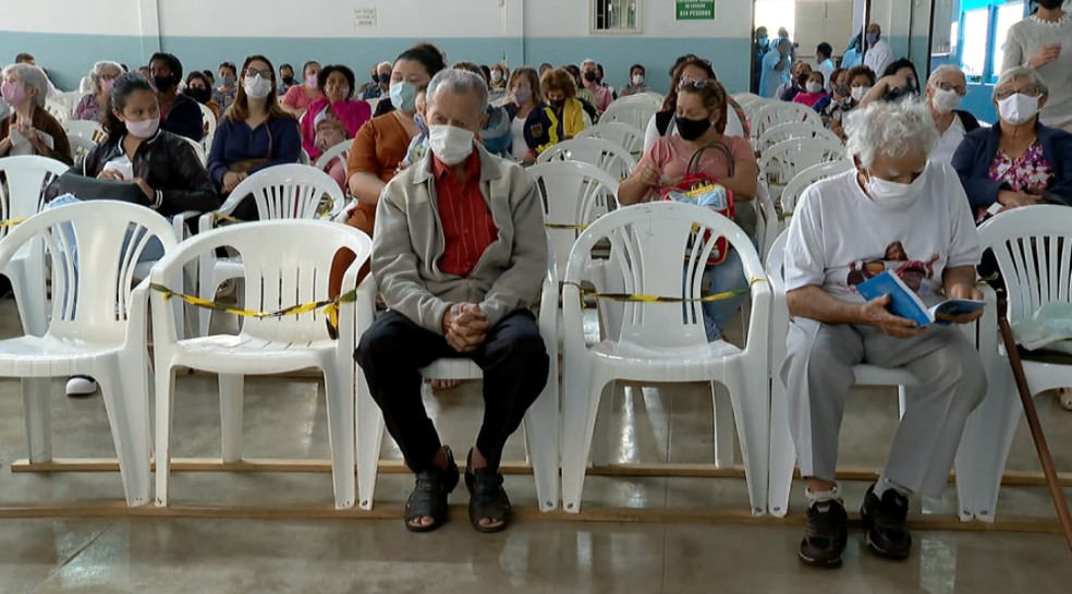 Fiéis voltam a ser atendidos presencialmente em busca de cura espiritual no Instituto de Medicina do Além, em Franca (SP) — Foto: Jefferson Severiano Neves/EPTV
