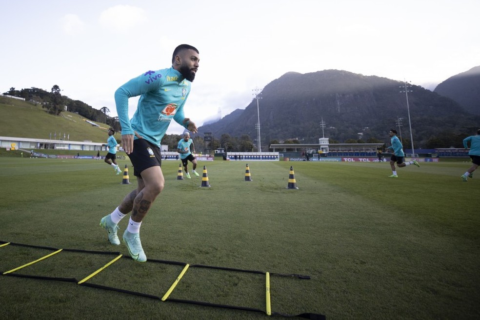 Gabigol durante treino da sele&ccedil;&atilde;o brasileira na Granja Comary, em Teres&oacute;polis &mdash; Foto: Lucas Figueiredo/CBF
