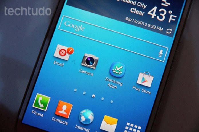 Galaxy S4 tem tela Full HD, mas configurações defasadas (Foto: Allan Melo/TechTudo)