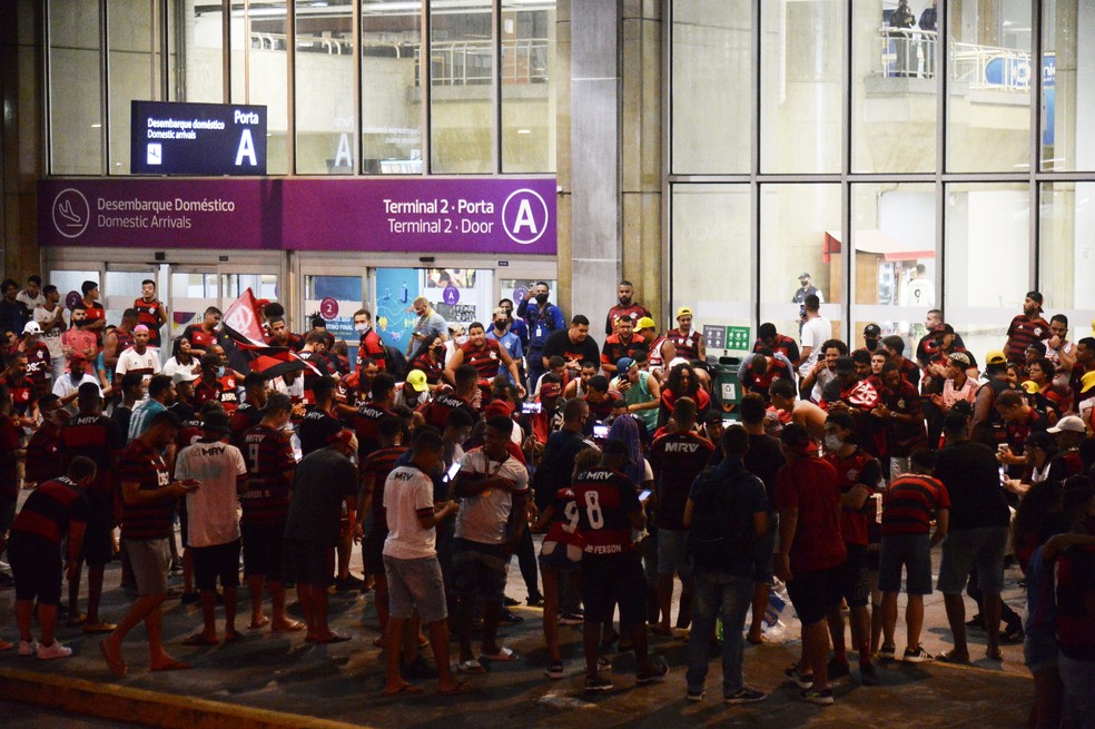 Torcedores do Flamengo se reúnem no aeroporto após o título brasileiro — Foto: André Durão / ge