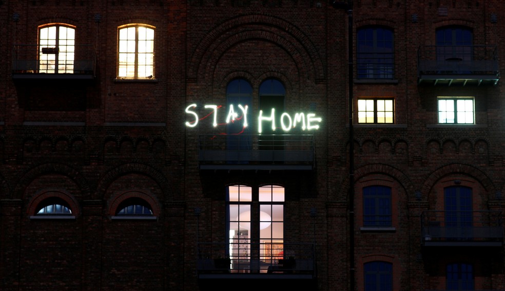 5 de abril - Moradores escrevem as palavras 'Fique em casa' com seus telefones, em Ruisbroek, perto de Bruxelas, na Bélgica — Foto: Francois Lenoir/Reuters