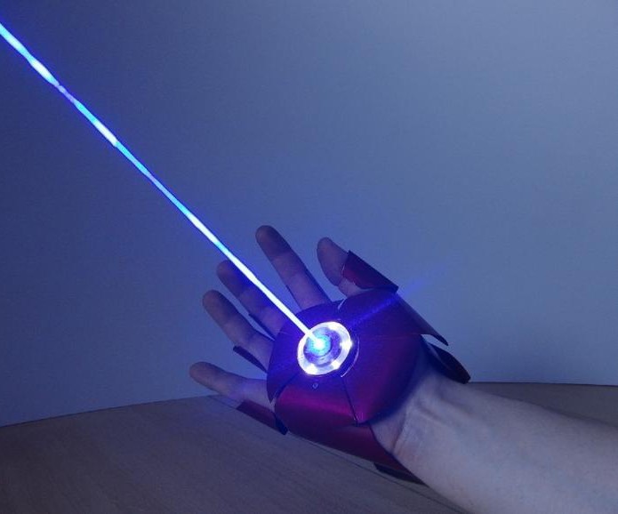 Luva possui lasers potentes o suficiente para deixar marcas em objetos (Foto: Reprodução/YouTube)