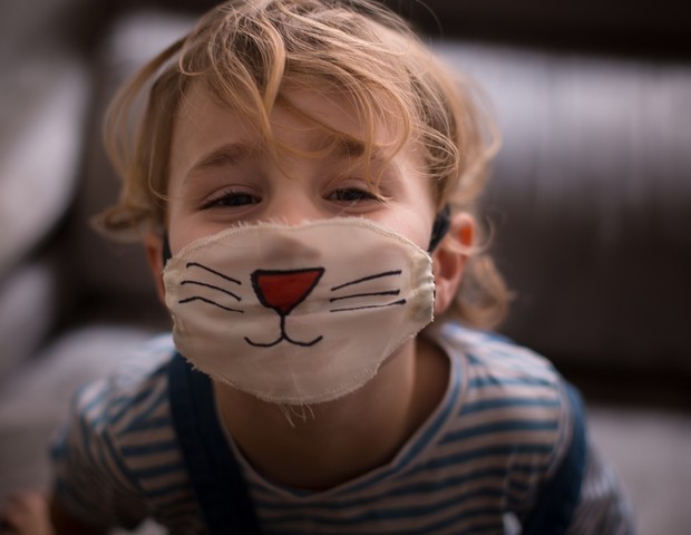 Como fazer as crianças usarem máscaras? (Foto: Getty)