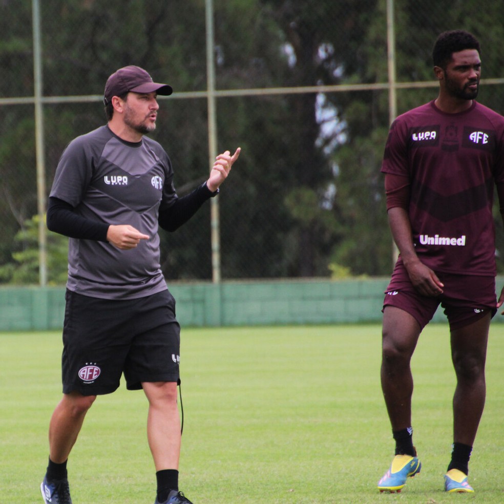 O técnico Elano Blumer orienta o atacante Bruno Mezenga durante treino em Itu — Foto: Jonatan Dutra/Divulgação/Ferroviária S/A