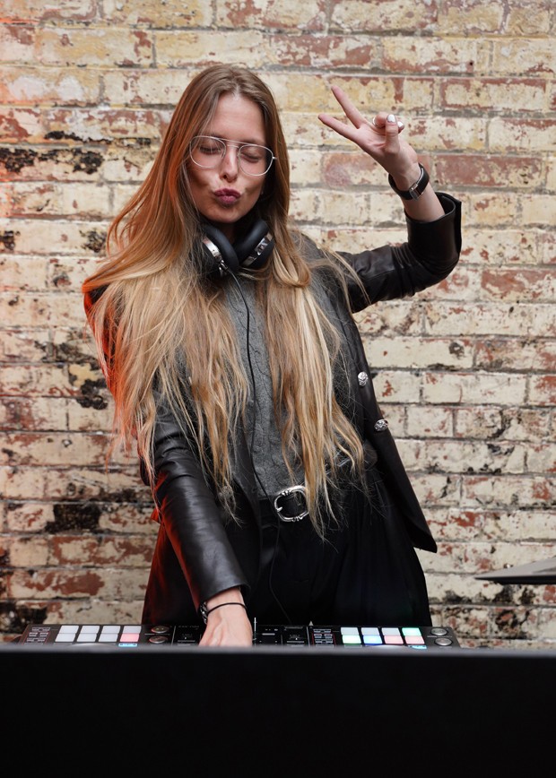 NEW YORK, NEW YORK - MARCH 10: DJ Pamela Tick performs as Montblanc celebrates the launch of MB 01 Headphones & Summit 2+ at World of McIntosh on March 10, 2020 in New York City. (Photo by Sean Zanni/Getty Images for Montblanc) (Foto: Getty Images for Montblanc)
