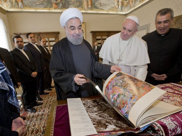 Papa Francisco e o presidente iraniano, Hassan Rouhani, trocaram presentes em encontro no Vaticano, nesta terça-feira (26). (Foto: Andrew Medichini / AFP)
