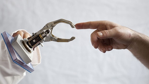dedo robotico, robotica (Foto:  Ute Grabowsky / Getty Images)