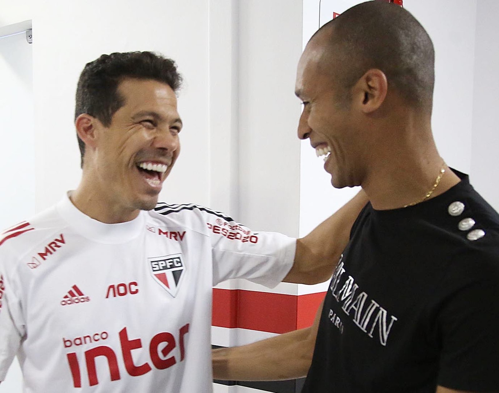 Zagueiro Miranda visita CT do São Paulo na véspera de duelo contra a LDU, pela Libertadores