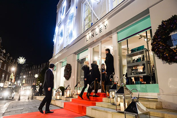 Guests arriving at the Linley store in Belgravia, dressed for Christmas (Foto: David Linley)