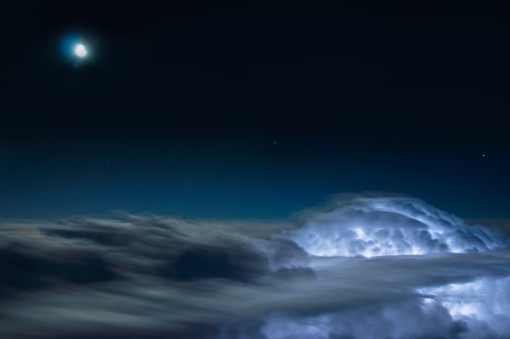 Piloto Alex Ciraudo Amorim fez da cabine do avião comercial que sobrevoava Guarulhos uma imagem de um relâmpago em forma de folha, que ocorre dentro de uma nuvem sem descarga elétrica — Foto: Alex Ciraudo Amorim/Inpe