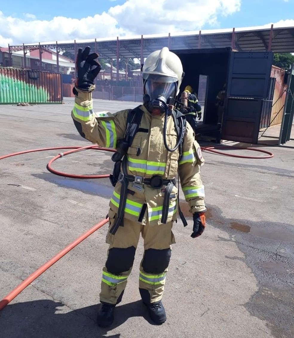 Coronel Helen Ramalho, de 46 anos, em ação de combate a incêndio — Foto: Arquivo pessoal