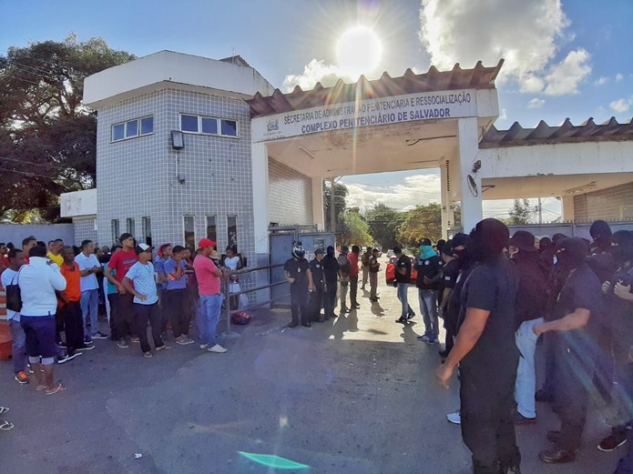 Agentes penitenciários fazem manifestação na frente do Complexo Penitenciário de Salvador, no bairro da Mata Escura — Foto: Raphael Marques/TV Bahia