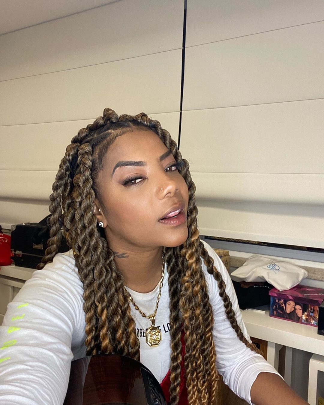 Ludmilla muda o visual, adota tranças e assume: 'É lindo, mas tá doendo  muito' - Purepeople