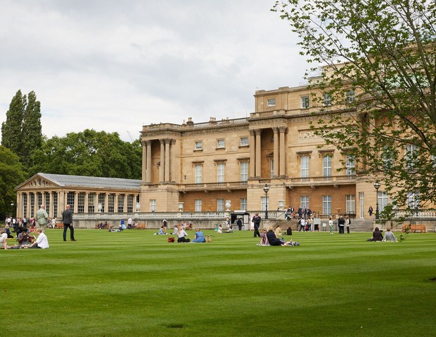 Jardins do Palácio de Buckingham abriram para visitação  (Foto: Reprodução/Twitter Royal Collection Trust)