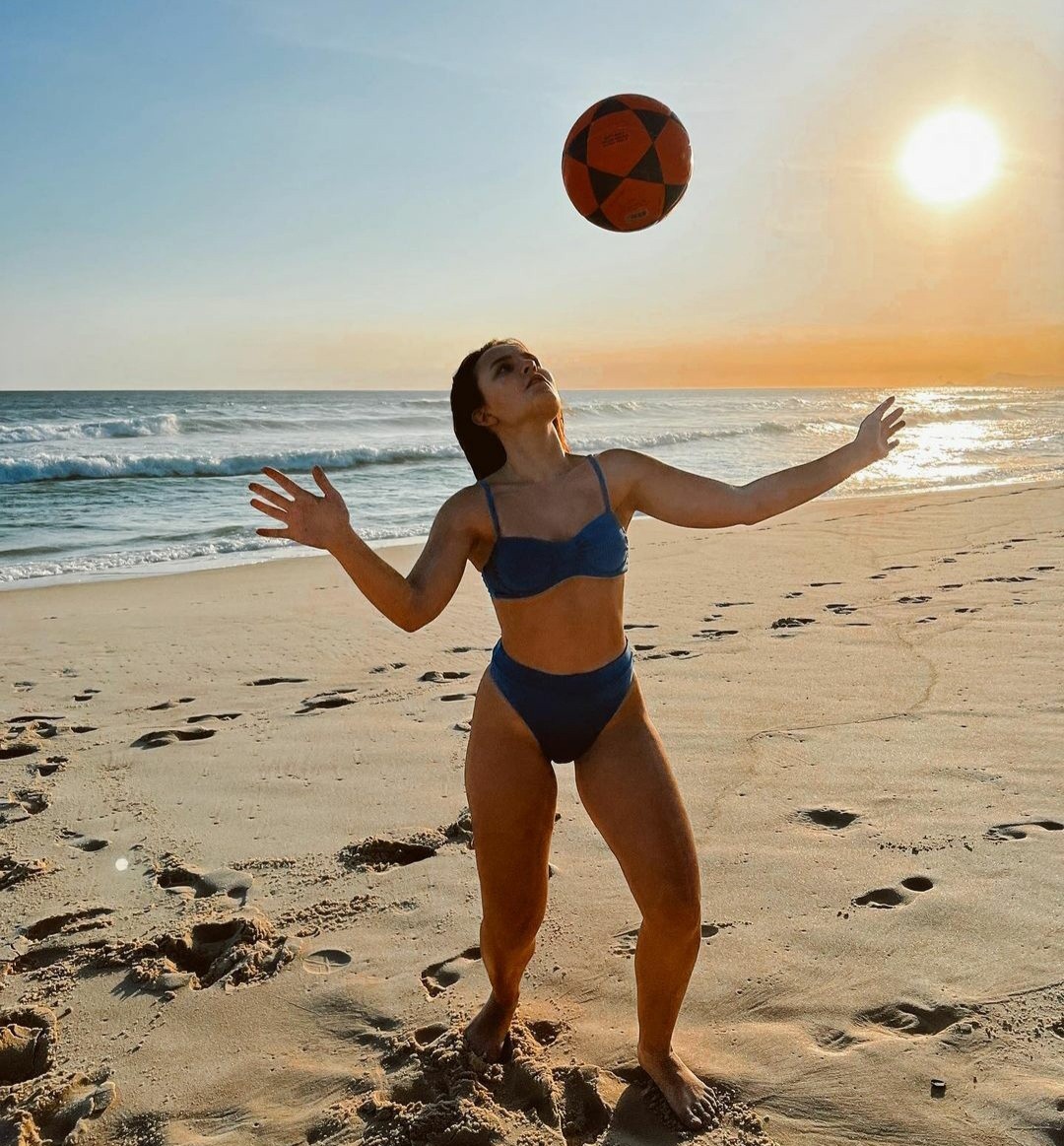 Larissa Manoela curte dia na praia (Foto: Reprodução / Instagram )