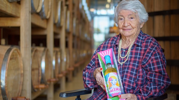 Dona Alzira Della Colletta, aos 101 anos, com a cachaça que leva seu nome (Foto: Divulgação)