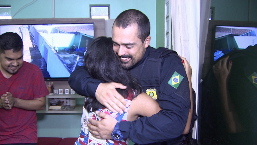 E foi agradecido pela mãe da criança com um abraço.  (Foto: Reprodução/Rede Amazônica)