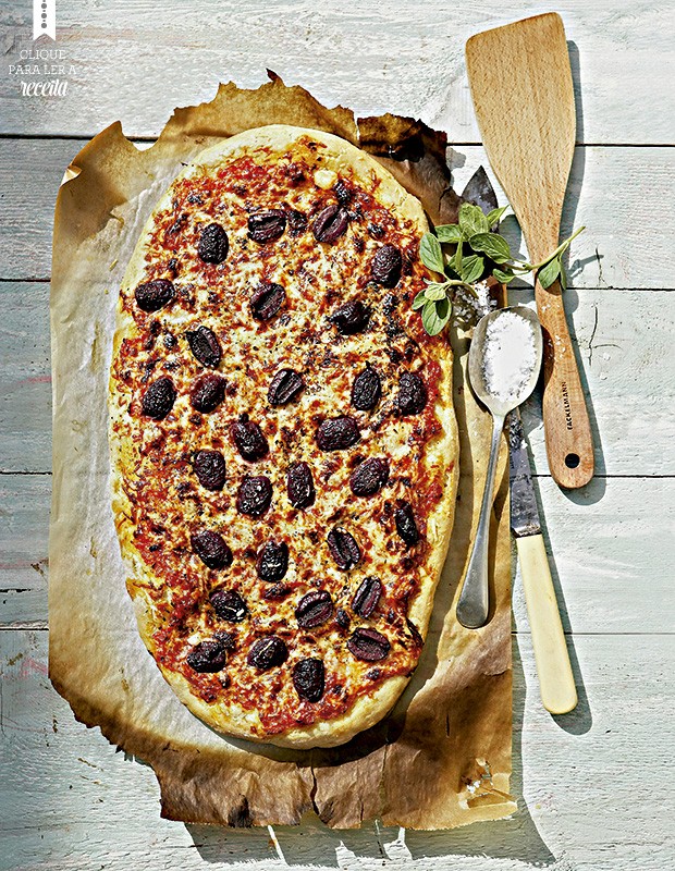 A pizza rápida com molho de tomate pode ser espichada em formato oval. O molho não vai ao fogo: basta misturar os ingredientes e deixar curtindo por duas horas (Foto: StockFood / Gallo Images Pty Ltd.)