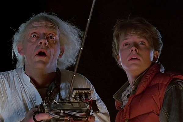 Christopher Lloyd e Michael J. Fox em cena de De Volta para o Futuro (1985) (Foto: Reprodução)