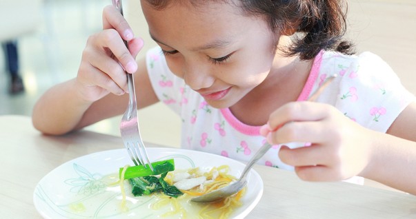 Criança comendo almoço saudável (Foto: Shutterstock)