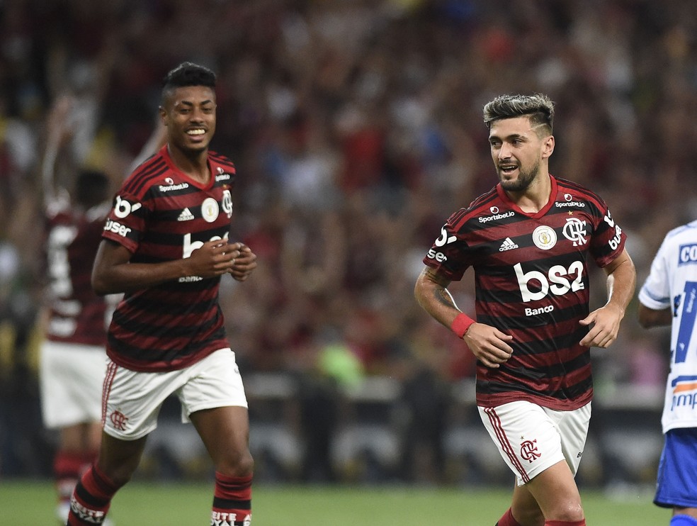 Sem Gabigol, o Flamengo deve apostar na dupla Bruno Henrique e Arrascaeta — Foto: André Durão / GloboEsporte.com