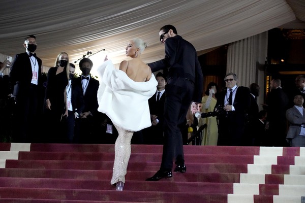 A foto original sem nenhuma edição de Kim Kardashian no Met Gala (Foto: Getty Images)