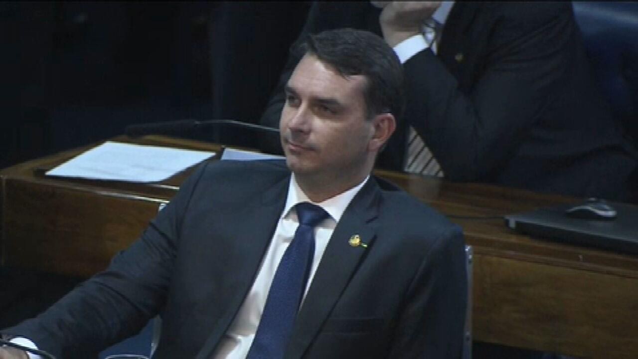 Flávio Bolsonaro diz que pediu reembolso de passagens por engano