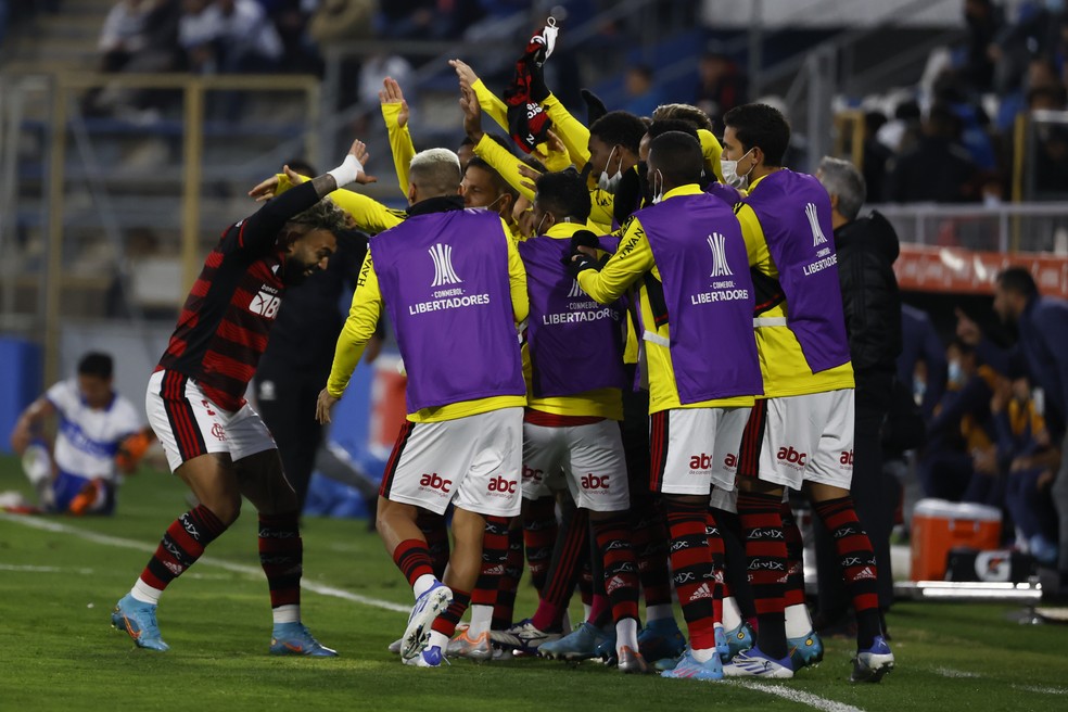 Universidad Cat&oacute;lica x Flamengo: gol de Gabigol &mdash; Foto: EFE