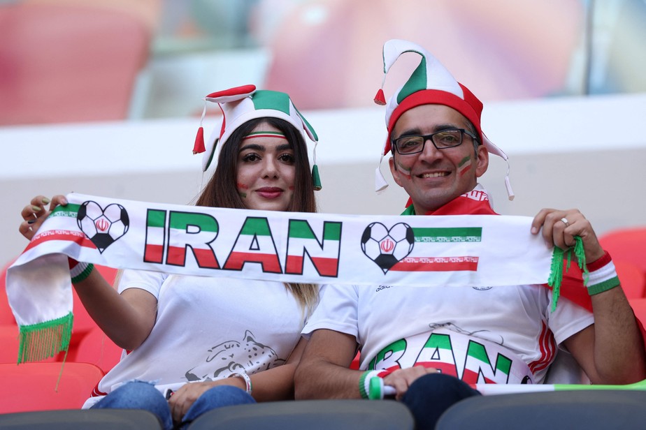 Em meio a protestos, torcedores do Irã comparecem à partida contra Gales