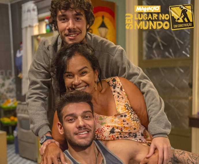 Personagens de Lucas Lucco, Solange Couto e Vitor Novello formarão uma família simples (Foto: Renato Rocha Miranda/TV Globo)