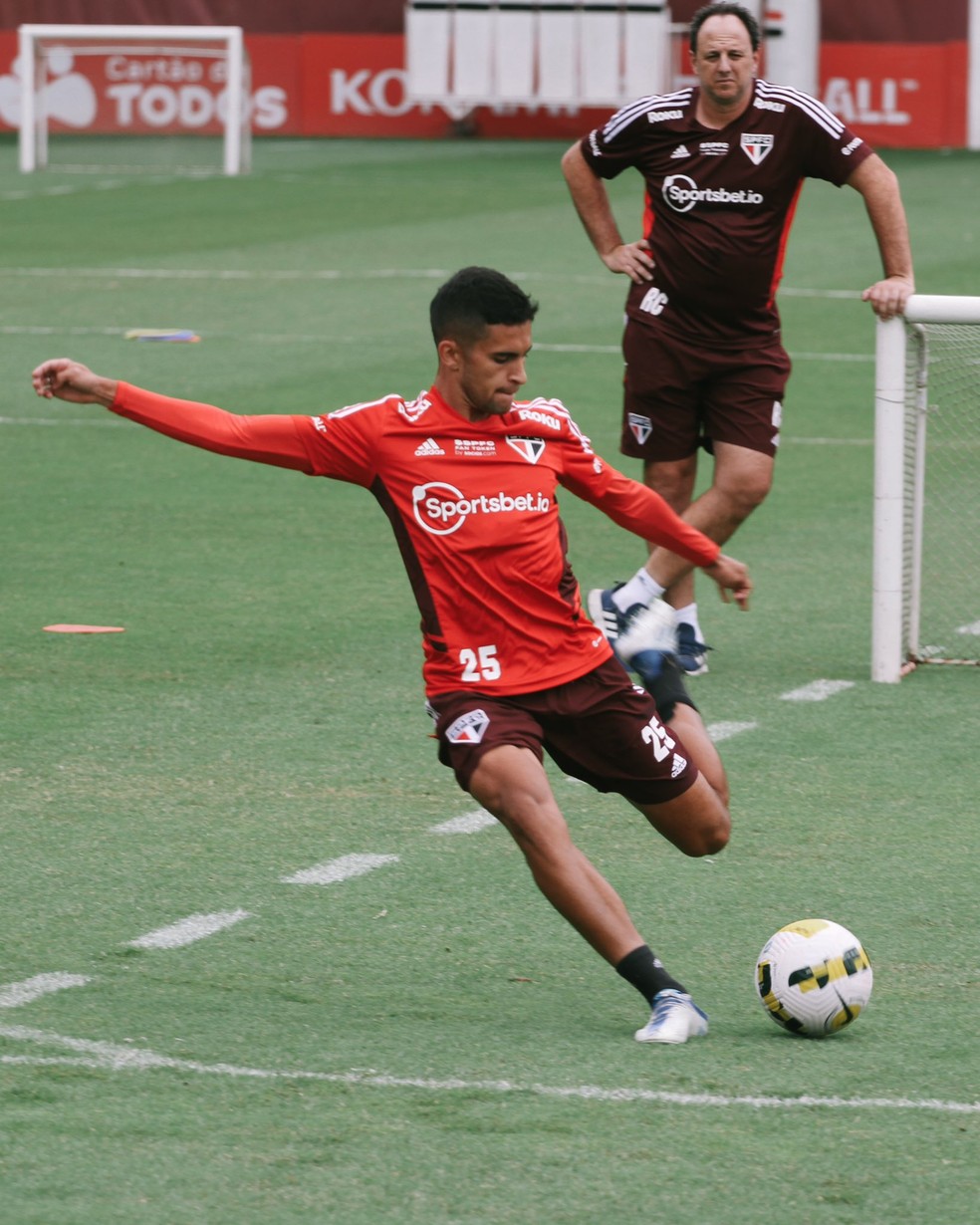 Rogério Ceni observa Rodrigo Nestor em treino do São Paulo — Foto: São Paulo FC