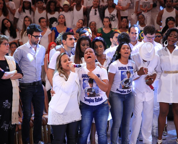 Familiares e amigos cantam com Bruna Karla (Foto: TV Globo/João Januário)