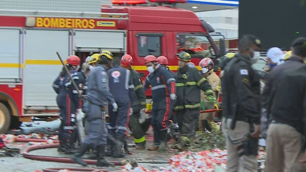 Motorista da carreta foi socorrido pelos bombeiros e recebeu primeiros atendimentos no local — Foto: Reprodução / TV Globo