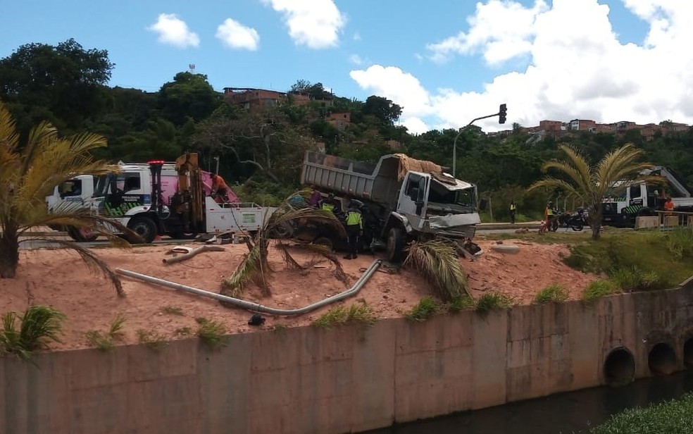 Acidente ocorreu no fim da manhã desta terça — Foto: Cid Vaz/TV Bahia