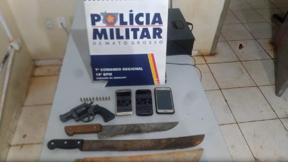 Armas, facÃµes e muniÃ§Ãµes foram apreendidos com os presos, segundo a PM â Foto: PM/DivulgaÃ§Ã£o