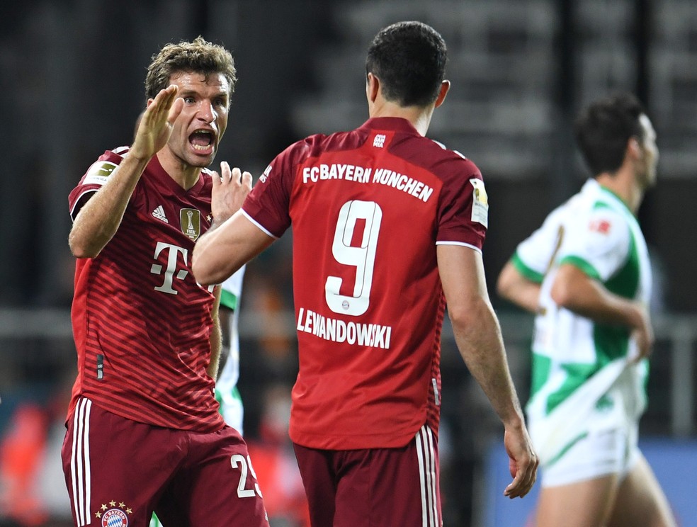 Müller comemora com Lewandowski o seu gol na vitória do Bayern de Munique contra o Greuther Fürth — Foto: Andreas Gebert/Reuters