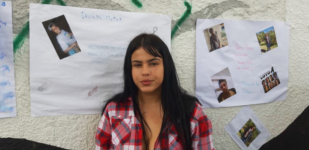 Jatyxaiane da Silva, de 17 anos, veio de Poá com mais 30 estudantes para participar do ato na Escola Raul Brasil em Suzano — Foto: Maiara Barbosa/G1