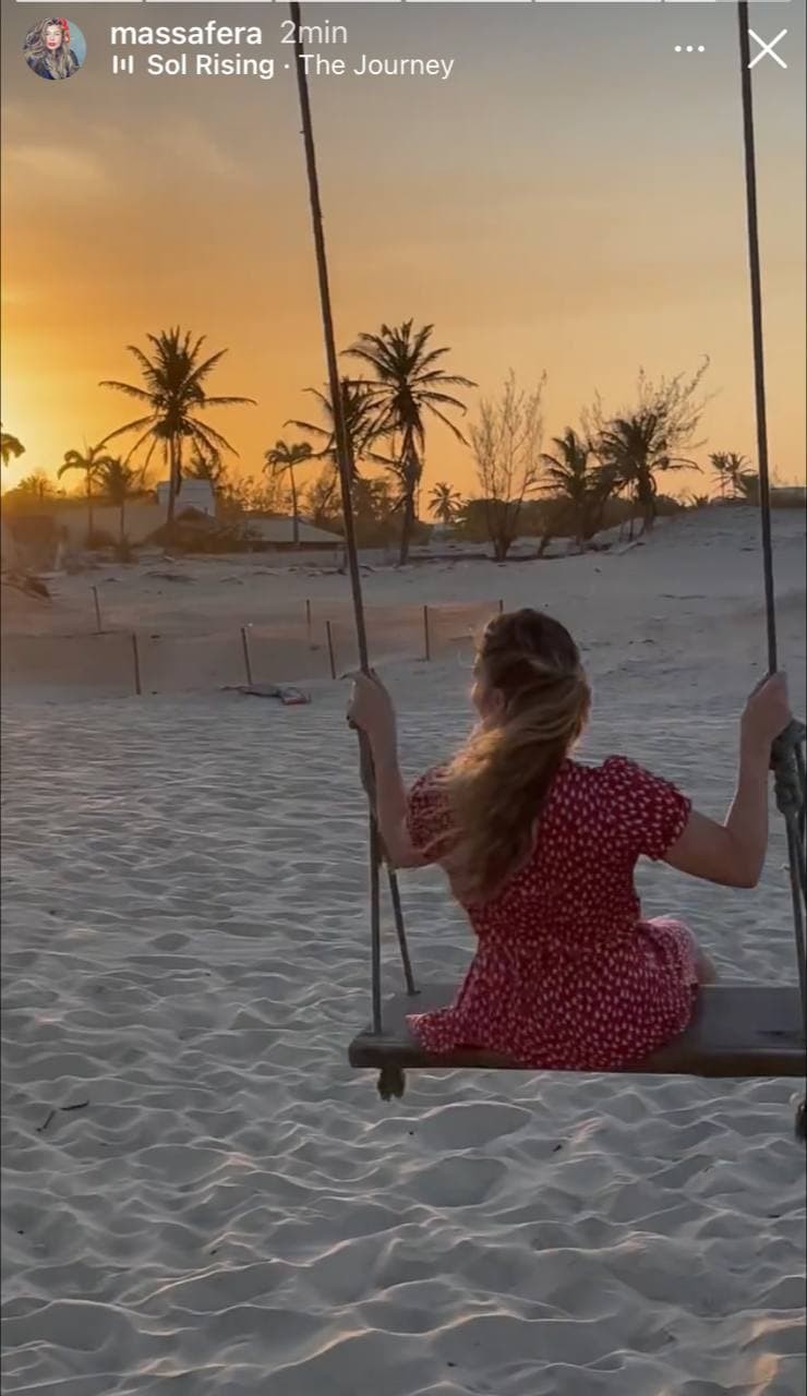 Grazi Massafera aproveita dia de sol na praia e posa em balanço (Foto: Reprodução / Instagram)