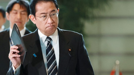 Premier japonês demite o filho secretário após festa em residência oficial