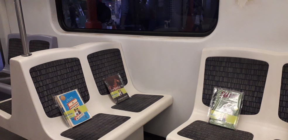 Distribuição de livros em trem da Supervia, no Rio de Janeiro — Foto: Divulgação/ Supervia