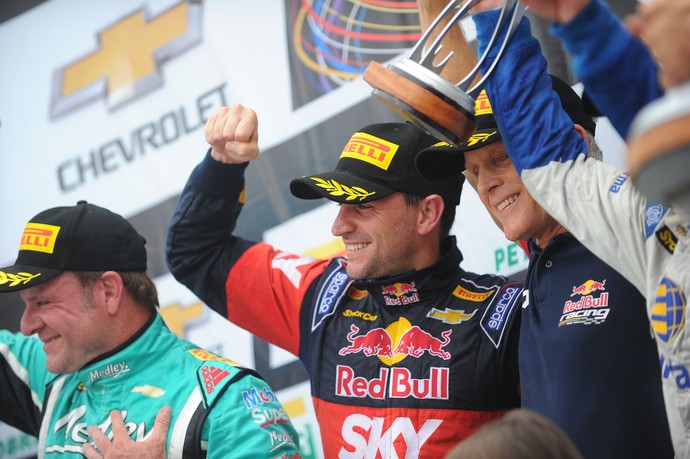 Daniel Serra venceu a corrida e Rubens Barrichello ficou em segundo na decisão da Stock Car (Foto: Duda Bairros)