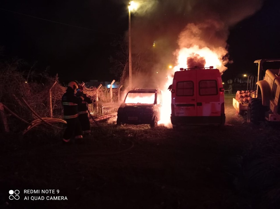 Bombeiros combatendo incêndio em ambulâncias — Foto: Bombeiros/Divulgação