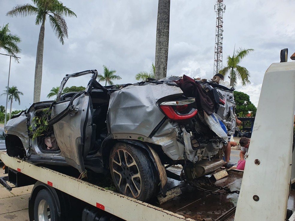 Quatro pessoas morrem após carro em que elas estavam sair da pista e cair em ribanceira no extremo sul da Bahia — Foto: Divulgação/PRF
