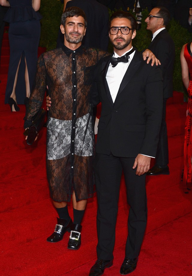 Marc Jacobs e o vestido de renda Comme des Garçons saído da passarela da marca em look que deu o que falar no Met Gala de 2012. (Foto: Getty Images)