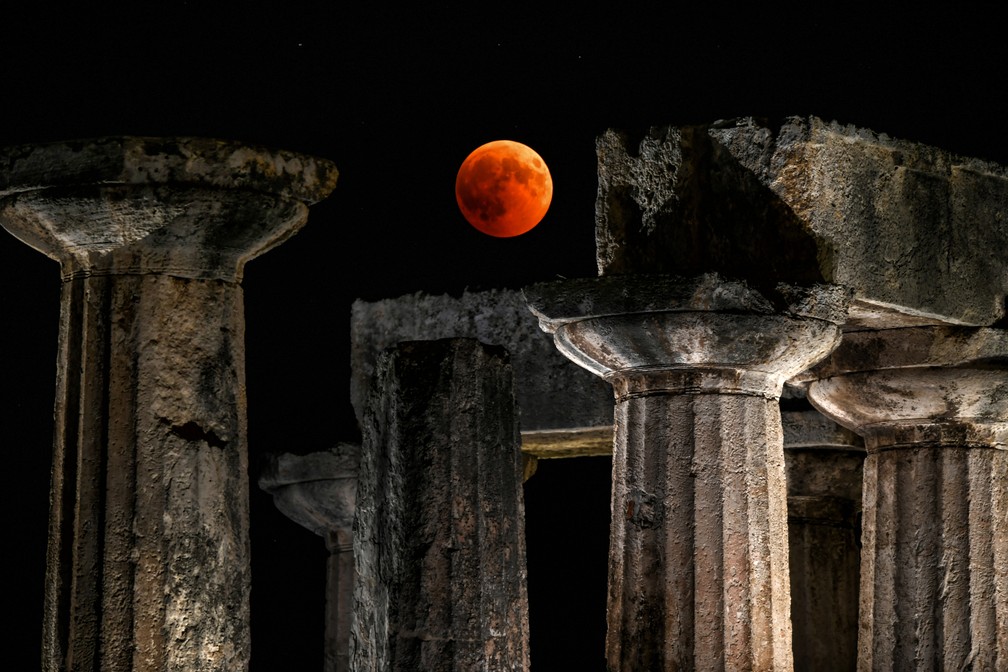 Eclipse da lua de sangue visto sobre as ruínas do templo de Apolo em Corinto, na Grécia. (Foto: Valerie Gache / AFP)