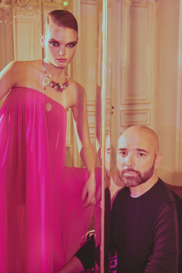 Marthe Wiggers e Bertrand Guyon no apartamento onde Elsa Schiaparelli morava na Place Vendôme. Ela usa longo de seda com recorte no busto em forma de fechadura da coleção de alta-costura para o verão 2017 da Maison Schiaparelli. (Foto: Emmanuel Giraud)