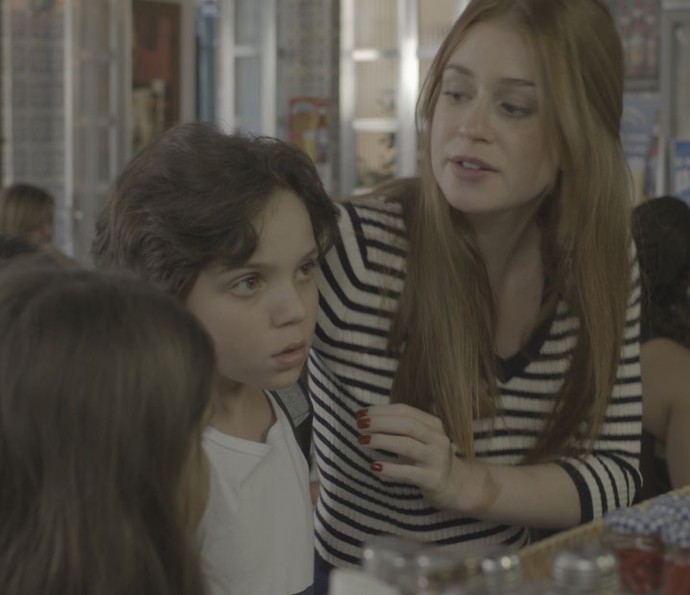 Eliza tenta distrair os irmãos, que não gostam nada da cena (Foto: TV Globo)