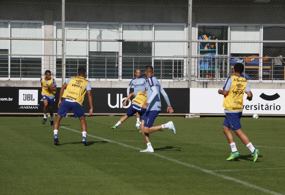 Tardelli dá passe para Luan abrir o placar em treino — Foto: Eduardo Moura