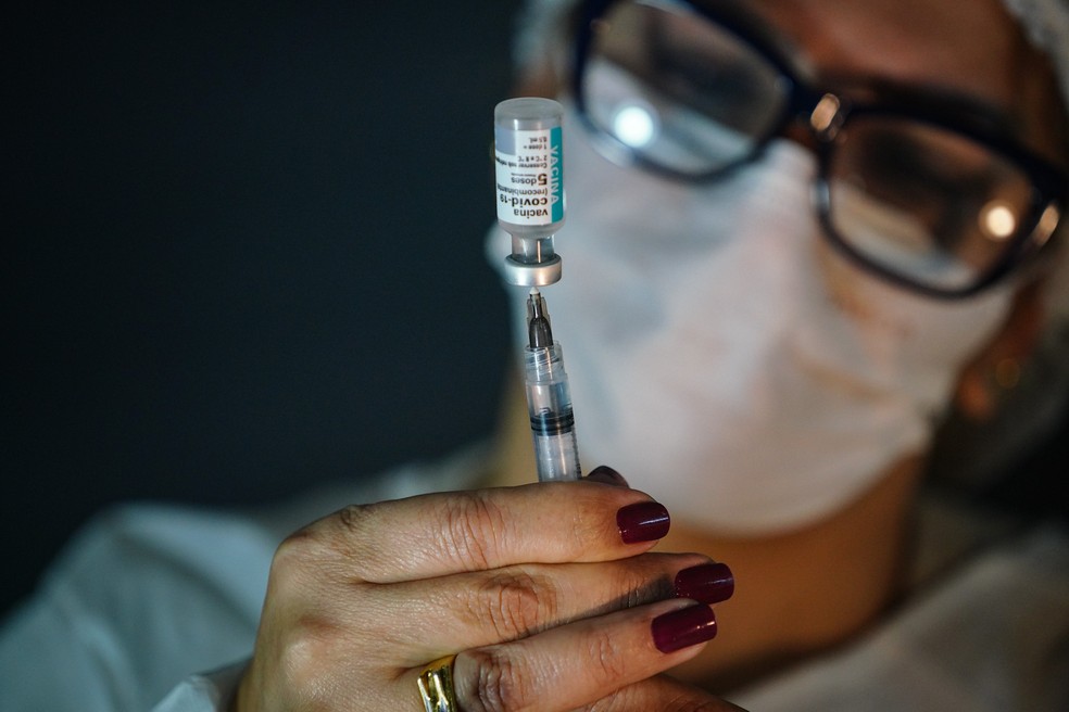 Profissional da Saúde segura seringa e vacina contra Covid-19 — Foto: Ricardo Wolffenbüttel/SECOM