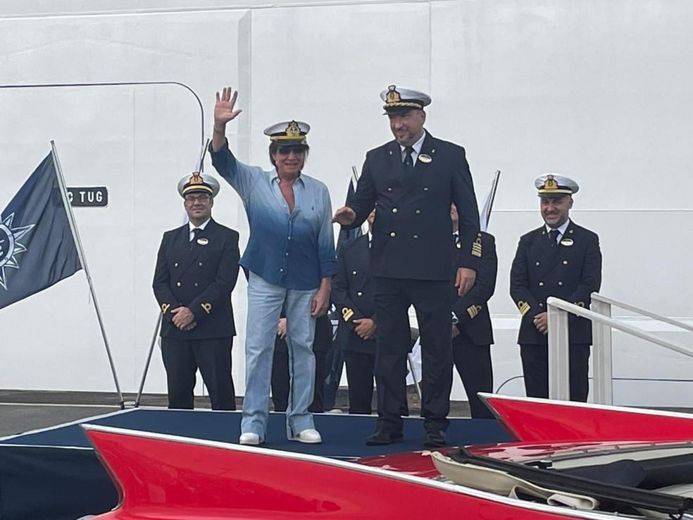 Roberto Carlos se emociona antes de embarcar em navio de cruzeiro para